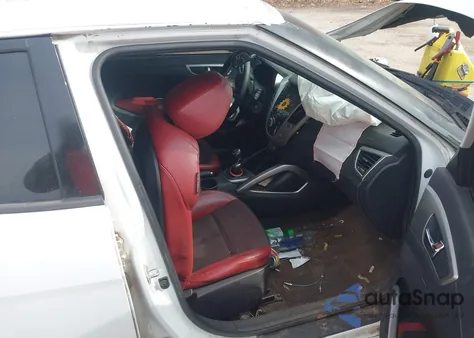 2013 Hyundai Veloster Base W/Red z USA, uszkodzony, nr VIN KMHTC6AD4DU126090